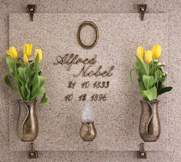 Lapide-cimiteriale-proposta-nomi-in-corsivo-doppio-vaso-portafiori