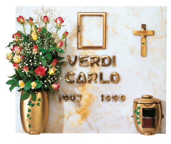 Image sur Proposition de pierre tombale - Ligne Olpe Bronze - Vase à fleurs, bougie, cadre, croix décorée de lierre - Lettres italiennes