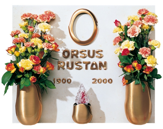Immagine di Proposta Lapide - Linea Olla - Finitura bronzo lucido - Lettere Italiano con doppio vaso portafiori e lampada