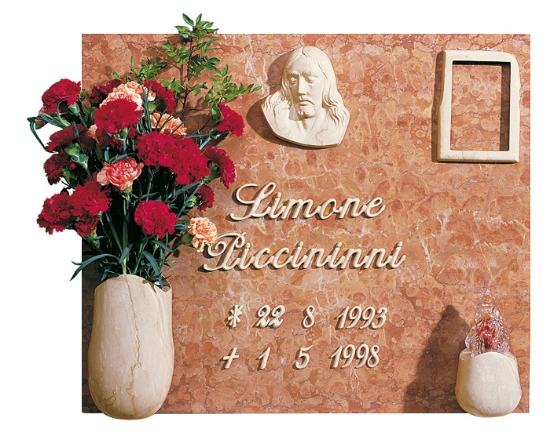 Image sur Proposition de pierre tombale - Ligne Olla - Finition marbre Botticino - Vase pour fleurs, cadre et assiette Christ - Lettres italiques