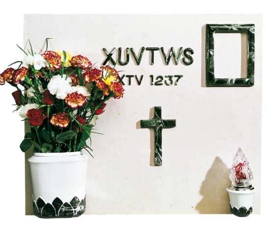 Image sur Proposition de pierre tombale - Ligne Calice en porcelaine des Alpes vertes - cadre de lampe de vase à fleurs et crucifix - lettres de modèle Futura