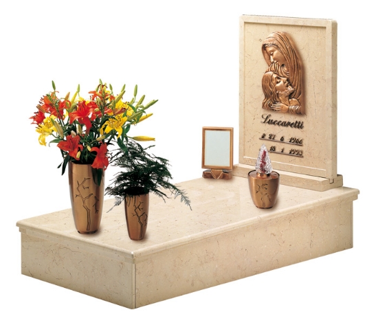 Imagen de Propuesta de tumba - Línea Pisside Bronce - Jarrón, lámpara y marco de fotos en el suelo - Placa de la Piedad y escritura en Itálico