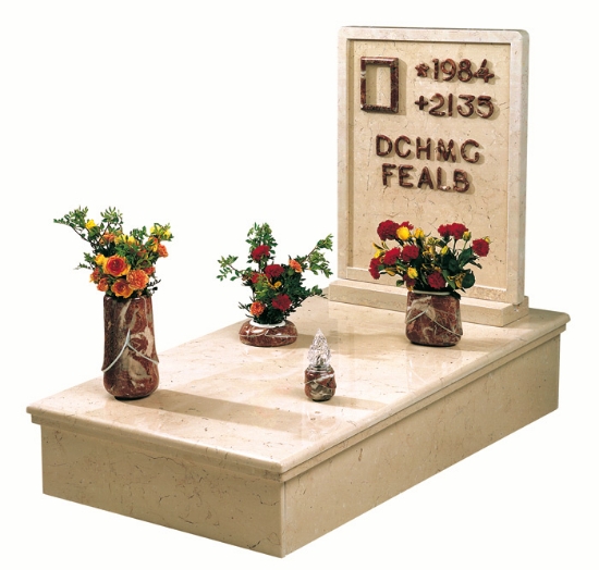 Imagen de Propuesta de tumba - Línea Vittoria Porcelana Rojo Francia - Lámpara votiva, jarrón y jardinera de flores en el suelo - Marco de fotos y letras de pared