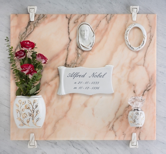 Image sur Proposition de pierre tombale en porcelaine blanche - Ligne Tralci en or rose - Plateau de fleurs, lampe, cadre décoré de roses en fil d'or.