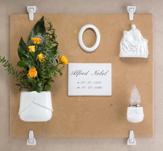Imagen de Propuesta de lápida de porcelana blanca - Línea Victoria - Jardinera de flores, lámpara, marco, bajorrelieve con Piedad y placa conmemorativa